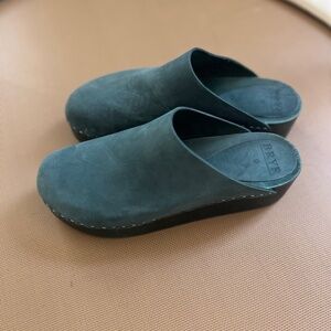 Bryr Studio Bean in monochrome juniper